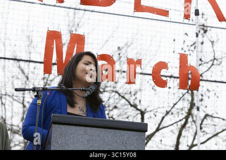 19 janvier 2019 - Seattle, Washington, États-Unis - Seattle, Washington : MONSERRAT PADILLA, coordinateur du Washington immigrant Solidarity Network et défenseur des transgenres, prend la parole lors du rassemblement pré-mars pour les Womxn's March Seattle 2019. La marche et le Rallye de Saturdayâ€™, organisés par Seattle Womxn Marching Forward en collaboration avec les organisateurs de la Journée MLK, seront suivis dimanche par une journée d’action et lundi d’événements de la Journée MLK en l’honneur de Martin Luther King Jr. Sundayâ€™s Womxn Act on Seattle est une journée d'apprentissage, de soutien, de partage et d'action pour le compte d'organisations à but non lucratif, Banque D'Images
