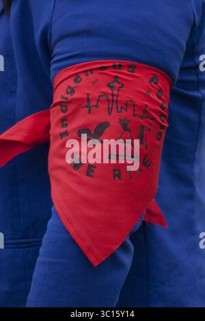 19 janvier 2019 - Seattle, Washington, États-Unis - Seattle, Washington : MONSERRAT PADILLA, coordinateur du Washington immigrant Solidarity Network et défenseur des transgenres, porte un brassard en soutien à tous les peuples autochtones lors du rassemblement d'avant mars pour les Womxn's March Seattle 2019. La marche et le Rallye de Saturdayâ€™, organisés par Seattle Womxn Marching Forward en collaboration avec les organisateurs de la Journée MLK, seront suivis dimanche par une journée d’action et lundi d’événements de la Journée MLK en l’honneur de Martin Luther King Jr. Sundayâ€™s Womxn Act on Seattle est une journée urbaine d'apprentissage, de soutien, de partage, de Banque D'Images