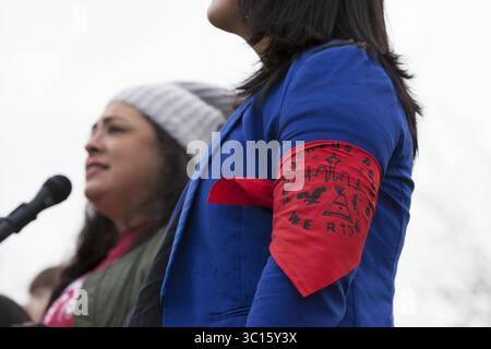19 janvier 2019 - Seattle, Washington, États-Unis - Seattle, Washington : MONSERRAT PADILLA, coordinateur du Washington immigrant Solidarity Network et défenseur des transgenres, porte un brassard en soutien à tous les peuples autochtones lors du rassemblement d'avant mars pour les Womxn's March Seattle 2019. COLLEEN ECHHAWK, membre de la bande Kithehaki de la Nation Pawnee, prend la parole. La marche et le Rallye de Saturdayâ€™, organisés par Seattle Womxn Marching Forward en collaboration avec les organisateurs de la Journée MLK, seront suivis dimanche par une journée d’action et lundi d’événements de la Journée MLK en l’honneur de Martin Luther King Jr. Sunda Banque D'Images