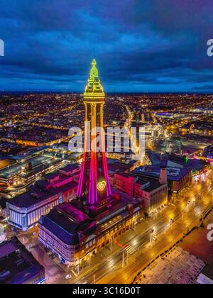 Image aérienne de haute qualité de Blackpool Tower illuminée le long de la Promenade et du front de mer, Lancashire, Royaume-Uni. 20 juillet 2025. Banque D'Images