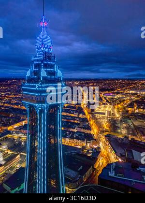 Image aérienne de haute qualité de Blackpool Tower illuminée le long de la Promenade et du front de mer, Lancashire, Royaume-Uni. 20 juillet 2025. Banque D'Images