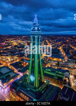 Image aérienne de haute qualité de Blackpool Tower illuminée le long de la Promenade et du front de mer, Lancashire, Royaume-Uni. 20 juillet 2025. Banque D'Images