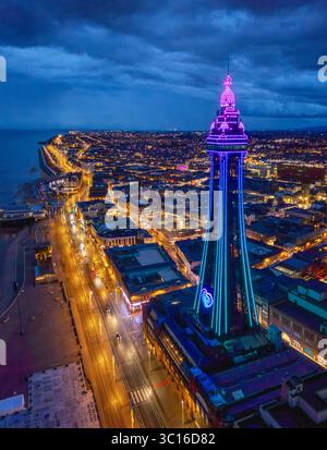 Image aérienne de haute qualité de Blackpool Tower illuminée le long de la Promenade et du front de mer, Lancashire, Royaume-Uni. 20 juillet 2025. Banque D'Images