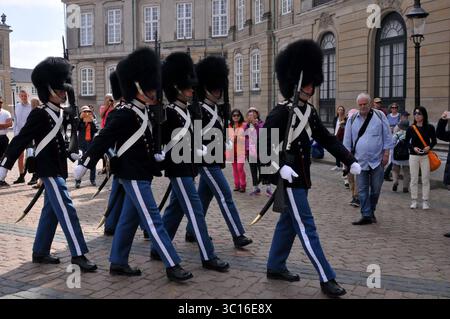 Copenhague /Danemark./ 27 juin 2019/ Danneborg hôte sur le palais d'amalienborg partie du palais où résident Crwon prince Frederiks et la couronne Pricess Mary, ce palais appartient au prince frederks grand-mère reine ingri qui a menti quand elle était vivante et le couple royal réside avec l'adn de l'enfant droyal garde de devoir infron le palais. Photo..Francis Dean / Deanpictures. Banque D'Images