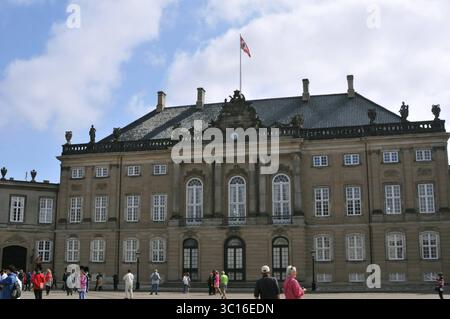 Copenhague /Danemark./ 27 juin 2019/ Danneborg hôte sur le palais d'amalienborg partie du palais où résident Crwon prince Frederiks et la couronne Pricess Mary, ce palais appartient au prince frederks grand-mère reine ingri qui a menti quand elle était vivante et le couple royal réside avec l'adn de l'enfant droyal garde de devoir infron le palais. Photo..Francis Dean / Deanpictures. Banque D'Images