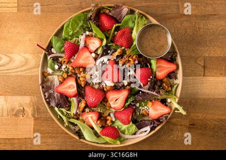Salade de fraises avec noix et fromage de chèvre Banque D'Images