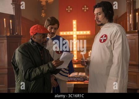 DOSSIER : MEILLEURE PHOTO : BlacKkKlansman DATE DE SORTIE : 10 août 2018 TITRE : BlacKkKlansman STUDIO : Focus Features DIRECTOR : Spike Lee INTRIGUE : Ron Stallworth, un policier afro-américain du Colorado, a réussi à infiltrer le Ku Klux Klan local et est devenu le chef du chapitre local. EN VEDETTE : le réalisateur SPIKE LEE, TOPHER GRACE et ADAM PILOTE sur le plateau . (Crédit image : © Focus Features/Entertainment Pictures/ZUMAPRESS.com) Banque D'Images
