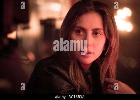 DOSSIER : DATE DE SORTIE : 5 octobre 2018 TITRE : une étoile est née STUDIO : Gerber Pictures RÉALISATEUR : Bradley Cooper INTRIGUE : un musicien aide une jeune chanteuse et actrice à trouver la gloire, alors même que l'âge et l'alcoolisme envoient sa propre carrière dans une spirale descendante. EN VEDETTE : LADY GAGA dans le rôle d'Ally. (Crédit image : © Gerber Pictures/Entertainment Pictures/ZUMAPRESS.com) Banque D'Images