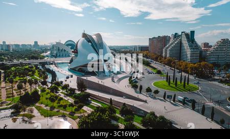 Vue aérienne du complexe futuriste de la Cité des Arts et des Sciences avec son architecture blanche brillante contrastant avec le paysage verdoyant, Valence, Communauté valencienne, Espagne. Banque D'Images