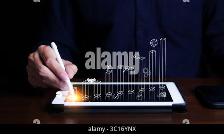 Concept de finance et d'analyse commerciale. Homme d'affaires analysant la gestion des données d'entreprise. Marketing numérique, fixer des objectifs pour de meilleurs résultats, Banque D'Images