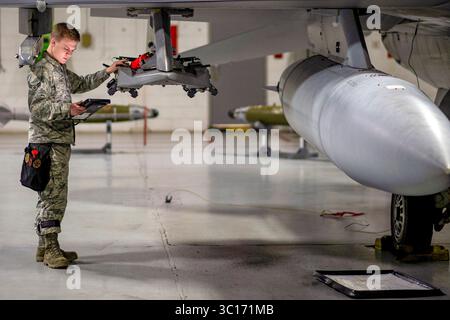 10 janvier 2019 - Shaw Air Force base, Caroline du Sud, États-Unis - Air Force Airman 1st Class Gavin Sybiak, 20th Aircraft maintenance Squadron, membre de l'équipe de chargement d'armes de la 79th Aircraft maintenance Unit, inspecte un support d'armes F-16CM Fighting Falcon à Shaw Air Force base, S.C. le 10 janvier 2019. Sybiak faisait partie d'une équipe de trois hommes chargée de charger et de décharger des munitions sur un F-16CM Fighting Falcon. (Crédit image : © U.S. Air Force/ZUMA Wire/ZUMAPRESS.com) Banque D'Images
