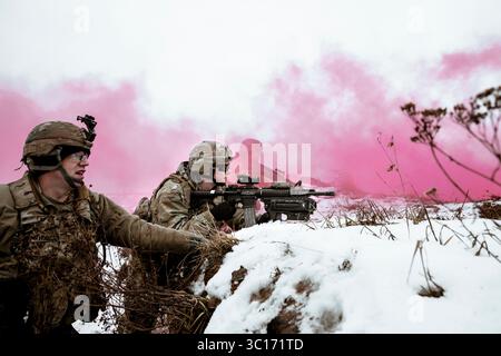 16 janvier 2019 - Pologne - le groupement tactique Pologne effectue un entraînement de tir réel d'hiver pendant l'opération Raider Lighting dans la zone d'entraînement de Bemowo Piskie, Pologne, 16 janvier. L'exercice vise à renforcer les relations entre les Nations alliées et à améliorer les compétences collectives et la préparation au combat. Le groupement tactique Pologne est une coalition multinationale unique de soldats américains, britanniques, croates et roumains qui servent avec la 15e Brigade mécanisée des Forces armées polonaises comme force de dissuasion à l'appui de la présence avancée renforcée de l'OTAN. (Crédit image : © U.S. Army/ZUMA Wire/ZUMAPRESS.com) Banque D'Images