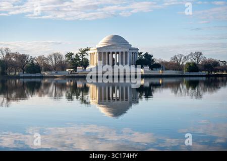 Jefferson Memorial Reflection Tidal Basin Washington DC // WASHINGTON DC — le côté nord du Jefferson Memorial se reflète dans les eaux calmes du Tidal Basin au petit matin. Le mémorial néoclassique, inauguré en 1943, rend hommage à Thomas Jefferson, troisième président des États-Unis et auteur principal de la Déclaration d'indépendance. La structure circulaire présente une statue en bronze de Jefferson entourée d'extraits de ses écrits sculptés dans les murs intérieurs. Le Tidal Basin, une entrée artificielle reliée à la rivière Potomac, a été créé à la fin des années 1800 Banque D'Images