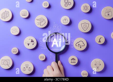 Concept de technologie d'intelligence ARTIFICIELLE IA. Main tenant la loupe focale sur la puce ai sur fond violet. Générateur de prompts AI, assiste l'homme Banque D'Images