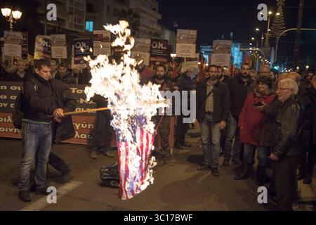 24 janvier 2019 - Athènes, Grèce - Un manifestant vu brûler un drapeau américain pendant le parti grec de demonstration..Communist a eu lieu lors d'une manifestation contre l'accord de Prespa entre la Grèce et l'ARYM, affirmant que la Macédoine est uniquement grecque et exigeant un référendum sur l'accord à Athènes, en Grèce. (Crédit image : © Nikolas Joao Kokovlis/SOPA images via ZUMA Wire) Banque D'Images