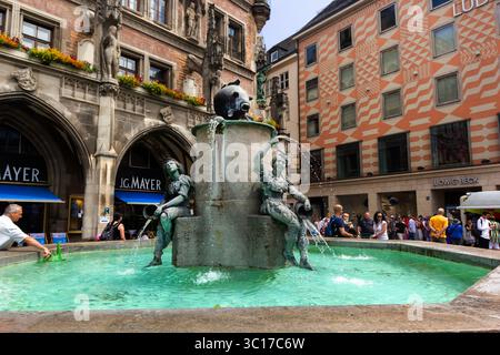 Munich, le 15 juin 2025. Fontaine Fischbrunnen point de repère Munich sur la place marienplatz Banque D'Images