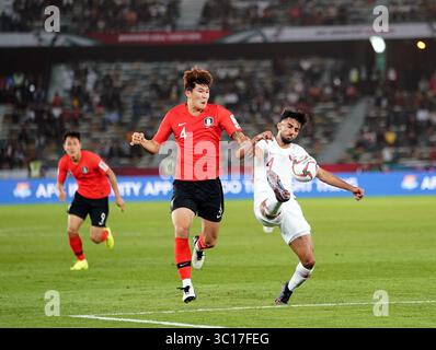 25 janvier 2019 : Tarek Salman du Qatar remporte le ballon devant Kim min-Jae de Corée du Sud lors de Corée contre Qatar au stade Zayed Sports City à Abu Dhabi, Emirats Arabes Unis, Coupe d'Asie de l'AFC, championnat d'Asie de football. Ulrik Pedersen/CSM.(image de crédit : &copy ; Ulrik Pedersen/CSM via ZUMA Wire) Banque D'Images