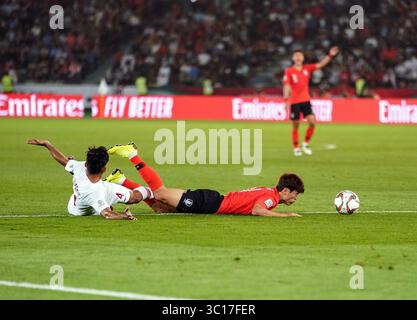 25 janvier 2019 : Tarek Salman du Qatar s'en prend à Hwang UI-JO de la Corée du Sud lors de la Corée contre Qatar au stade Zayed Sports City à Abu Dhabi, Emirats Arabes Unis, Coupe d'Asie de l'AFC, championnat d'Asie de football. Ulrik Pedersen/CSM.(image de crédit : &copy ; Ulrik Pedersen/CSM via ZUMA Wire) Banque D'Images