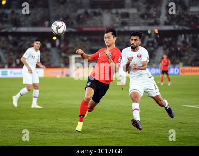 25 janvier 2019 : Ji Dong-won de Corée du Sud et Tarek Salman du Qatar disputent le ballon lors de la Corée contre Qatar au stade Zayed Sports City à Abu Dhabi, Emirats Arabes Unis, Coupe d'Asie de l'AFC, championnat d'Asie de football. Ulrik Pedersen/CSM.(image de crédit : &copy ; Ulrik Pedersen/CSM via ZUMA Wire) Banque D'Images