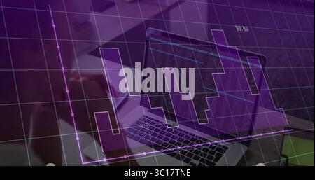 Dactylographie développeur saisissant le code sur ordinateur portable au bureau, avec stylo, carnet vert et superposition de graphique Banque D'Images