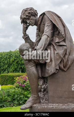 Statue en bronze de Hamlet, qui fait partie du monument commémoratif Gower du XIXe siècle à Bancroft Gardens, Stratford-upon-Avon, Warwickshire, Angleterre, Royaume-Uni. Banque D'Images