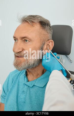 Endoscopie auriculaire. Examen de l'oreille chez un homme âgé en ORL avec un oto-rhino-laryngologiste utilisant un endoscope vidéo Banque D'Images