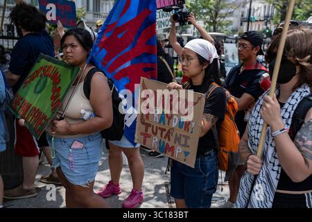 Couronné de gens se sont rassemblés à côté de la Maison Blanche pour protester contre la rencontre entre le président Donald Trump et le président Bongbong Marcosof de la République des Philippines à Washington, DC, le lundi 22 juillet 2025. Crédit : Andrew thomas/Alamy Live News Banque D'Images