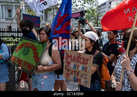Couronné de gens se sont rassemblés à côté de la Maison Blanche pour protester contre la rencontre entre le président Donald Trump et le président Bongbong Marcosof de la République des Philippines à Washington, DC, le lundi 22 juillet 2025. Crédit : Andrew thomas/Alamy Live News Banque D'Images