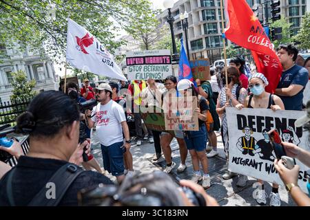 Couronné de gens se sont rassemblés à côté de la Maison Blanche pour protester contre la rencontre entre le président Donald Trump et le président Bongbong Marcosof de la République des Philippines à Washington, DC, le lundi 22 juillet 2025. Crédit : Andrew thomas/Alamy Live News Banque D'Images