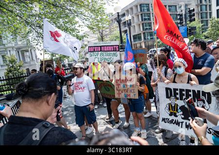 Couronné de gens se sont rassemblés à côté de la Maison Blanche pour protester contre la rencontre entre le président Donald Trump et le président Bongbong Marcosof de la République des Philippines à Washington, DC, le lundi 22 juillet 2025. Crédit : Andrew thomas/Alamy Live News Banque D'Images