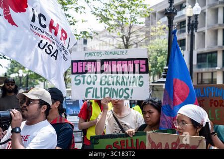 Couronné de gens se sont rassemblés à côté de la Maison Blanche pour protester contre la rencontre entre le président Donald Trump et le président Bongbong Marcosof de la République des Philippines à Washington, DC, le lundi 22 juillet 2025. Crédit : Andrew thomas/Alamy Live News Banque D'Images