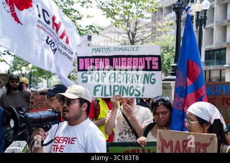 Couronné de gens se sont rassemblés à côté de la Maison Blanche pour protester contre la rencontre entre le président Donald Trump et le président Bongbong Marcosof de la République des Philippines à Washington, DC, le lundi 22 juillet 2025. Crédit : Andrew thomas/Alamy Live News Banque D'Images