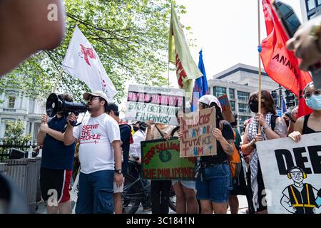 Couronné de gens se sont rassemblés à côté de la Maison Blanche pour protester contre la rencontre entre le président Donald Trump et le président Bongbong Marcosof de la République des Philippines à Washington, DC, le lundi 22 juillet 2025. Crédit : Andrew thomas/Alamy Live News Banque D'Images