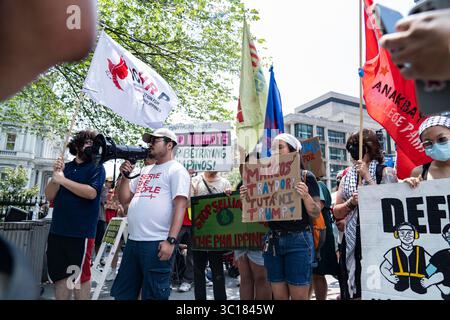 Couronné de gens se sont rassemblés à côté de la Maison Blanche pour protester contre la rencontre entre le président Donald Trump et le président Bongbong Marcosof de la République des Philippines à Washington, DC, le lundi 22 juillet 2025. Crédit : Andrew thomas/Alamy Live News Banque D'Images