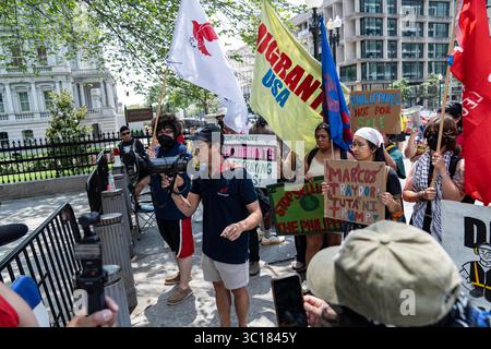 Couronné de gens se sont rassemblés à côté de la Maison Blanche pour protester contre la rencontre entre le président Donald Trump et le président Bongbong Marcosof de la République des Philippines à Washington, DC, le lundi 22 juillet 2025. Crédit : Andrew thomas/Alamy Live News Banque D'Images