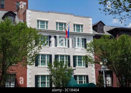 Couronné de gens se sont rassemblés à côté de la Maison Blanche pour protester contre la rencontre entre le président Donald Trump et le président Bongbong Marcosof de la République des Philippines à Washington, DC, le lundi 22 juillet 2025. Crédit : Andrew thomas/Alamy Live News Banque D'Images