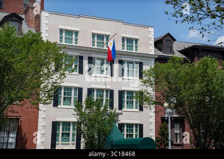 Couronné de gens se sont rassemblés à côté de la Maison Blanche pour protester contre la rencontre entre le président Donald Trump et le président Bongbong Marcosof de la République des Philippines à Washington, DC, le lundi 22 juillet 2025. Crédit : Andrew thomas/Alamy Live News Banque D'Images