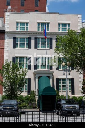 Couronné de gens se sont rassemblés à côté de la Maison Blanche pour protester contre la rencontre entre le président Donald Trump et le président Bongbong Marcosof de la République des Philippines à Washington, DC, le lundi 22 juillet 2025. Crédit : Andrew thomas/Alamy Live News Banque D'Images