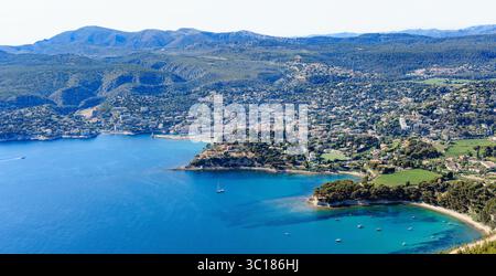 Côte méditerranéenne baignée de soleil avec vue panoramique sur la baie bleu turquoise de la ville de Cassis, ville portuaire méditerranéenne et paradis des vacances Banque D'Images