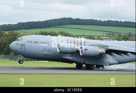 Aéroport de Prestwick, Ayrshire, Écosse, Royaume-Uni – mardi 22 juillet 2025 – Smokey touchdown – un avion cargo C-17 de l’US Air Force atterrit à Prestwick pour soutenir les préparatifs de l’arrivée du président Trump plus tard cette semaine. Cet avion est exploité par la 62 Air Mobility Wing basée à la base aérienne de Mchord dans l'État de Washington aux États-Unis. Photo Steven May / Alamy Live News Banque D'Images