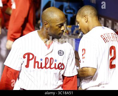 8 septembre 2014 - Philadelphie, PA, États-Unis - Jimmy Rollins des Philadelphia Phillies passe devant son coéquipier Ben Revere après que Rollins ait quitté leur match contre les Pirates de Pittsburgh après la quatrième manche le lundi 8 septembre 2014, au Citizens Bank Park à Philadelphie. (Crédit image : © Yong Kim/Philadelphia Inquirer/TNS via ZUMA Wire) Banque D'Images