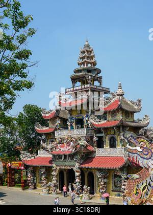 Da Lat, Vietnam- 24 mars 2025 : L'entrée principale colorée de la pagode Linh Phuoc à Da Lat présente des piliers de dragon et des mosaïques détaillées Banque D'Images