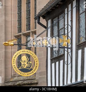 Le bâtiment du XVIe siècle qui était la salle d'école Shakespeares et le guildhall dans Church Street, Stratford upon Avon, Warwickshire, Angleterre, Royaume-Uni Banque D'Images