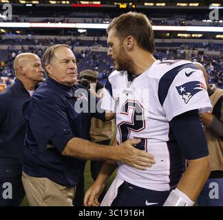 18 octobre 2015 - Indianapolis, Indianapolis, États-Unis - Bill Belichick, entraîneur-chef des Patriots de la Nouvelle-Angleterre, félicite Tom Brady (12 ans), quarterback des Patriots de la Nouvelle-Angleterre, après le match au Lucas Oil Stadium le 18 octobre 2015, à Indianapolis. (Crédit image : © Sam riche/TNS/TNS via ZUMA Wire) Banque D'Images