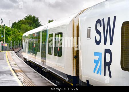 Alton, Hampshire, Angleterre, Royaume-Uni - 20 juillet 2025 : vue latérale d'un train de banlieue classe 450 à la gare d'Alton. Le train est exploité par South Western Banque D'Images