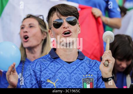 Genève, Suisse. 22 juillet 2025. GENÈVE, SUISSE - 22 JUILLET : fan de l'Italie lors de la demi-finale de l'UEFA Women's EURO 2025 entre l'Angleterre et l'Italie au stade de Genève le 22 juillet 2025 à Genève, Suisse. Crédit : Agence BSR/Alamy Live News Banque D'Images