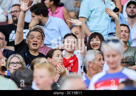 Genève, Suisse. 22 juillet 2025. GENÈVE, SUISSE - 22 JUILLET : les fans agitent lors de la demi-finale de l'UEFA Women's EURO 2025 entre l'Angleterre et l'Italie au stade de Genève le 22 juillet 2025 à Genève, Suisse. Crédit : Agence BSR/Alamy Live News Banque D'Images