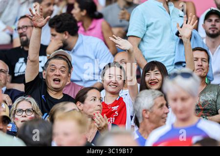 Genève, Suisse. 22 juillet 2025. GENÈVE, SUISSE - 22 JUILLET : les fans agitent lors de la demi-finale de l'UEFA Women's EURO 2025 entre l'Angleterre et l'Italie au stade de Genève le 22 juillet 2025 à Genève, Suisse. Crédit : Agence BSR/Alamy Live News Banque D'Images