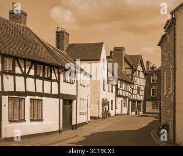 Vue le long de St Marys Lane, bordée de bâtiments à ossature de bois, à Tewkesbury, Gloucestershire, Angleterre, Royaume-Uni Banque D'Images
