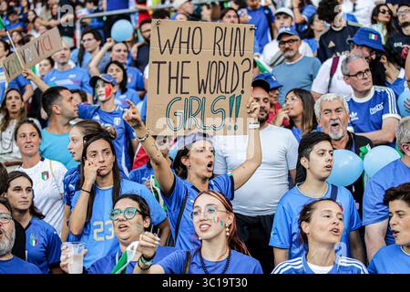 Genève, Suisse. 22 juillet 2025. GENÈVE, SUISSE - 22 JUILLET : fans de l'Italie lors de la demi-finale de l'UEFA Women's EURO 2025 entre l'Angleterre et l'Italie au stade de Genève le 22 juillet 2025 à Genève, Suisse. Crédit : Agence BSR/Alamy Live News Banque D'Images